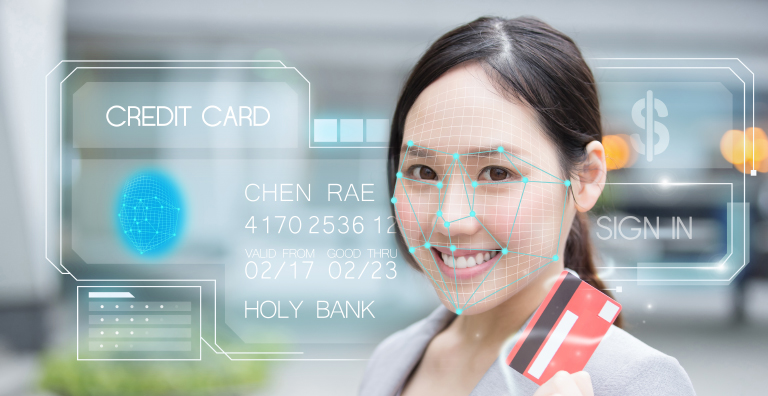 手持信用卡的年轻人的面部会被描绘出识别点，信用卡信息则在后台显示。