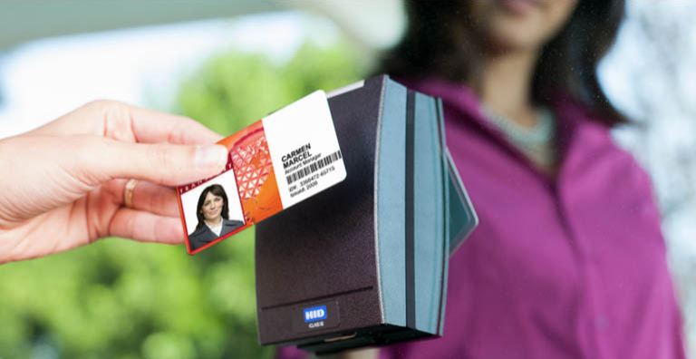 一个人在h金宝搏官网188金宝搏id读卡器上刷个性化id证卡