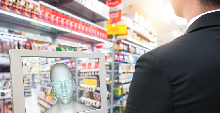 一个人在杂货店结账时使用面部识别技术。