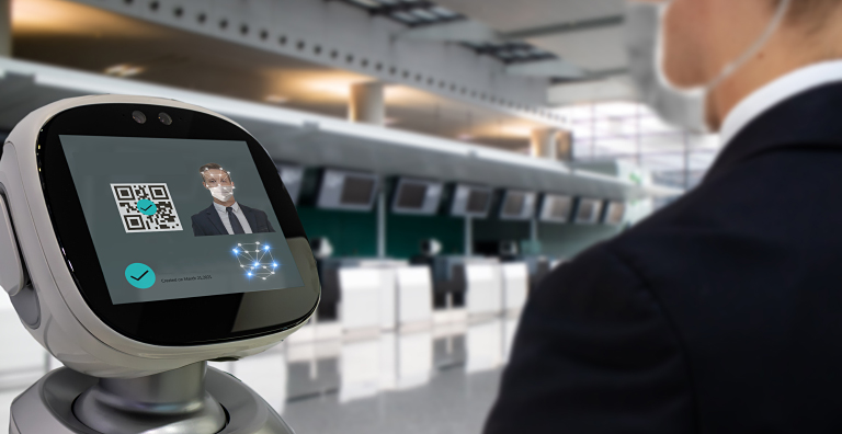 使用面部识别技术在机场办理登机手续的人